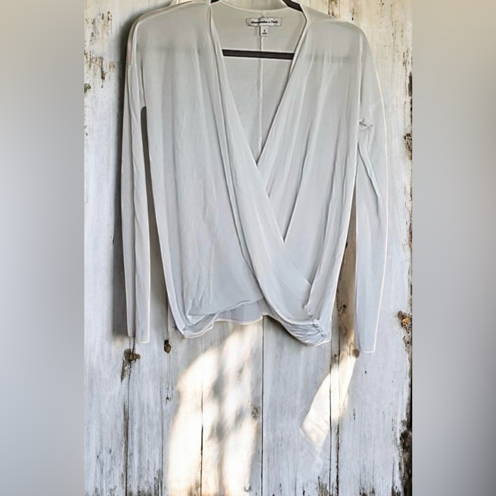 🚨Abercrombie & Fitch White Long-Sleeve Draped Surplice Top